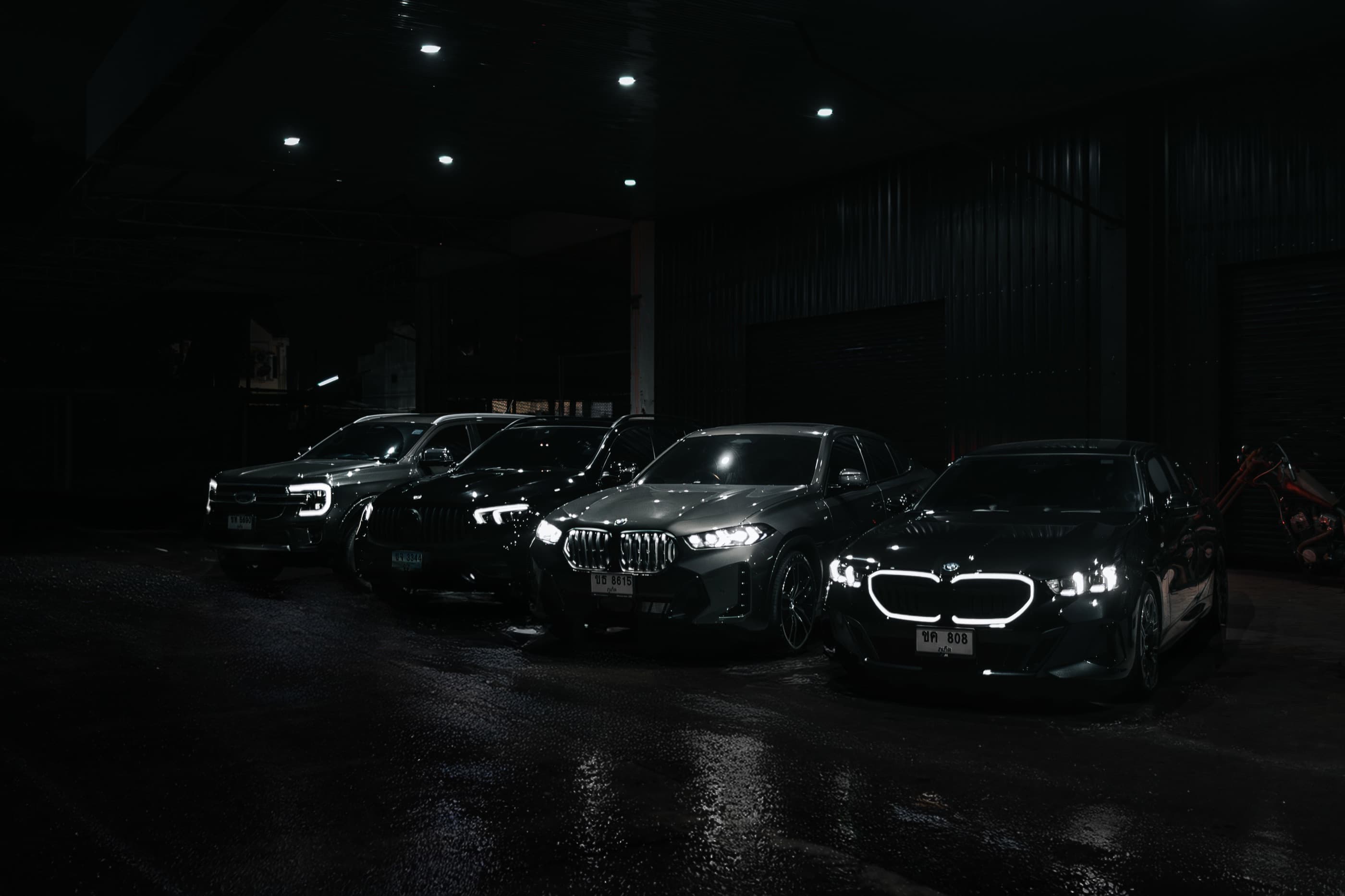 Автопарк Religion Rent ночью: Ford Ranger, Mercedes-AMG GLE, BMW X6 и BMW 5 серии